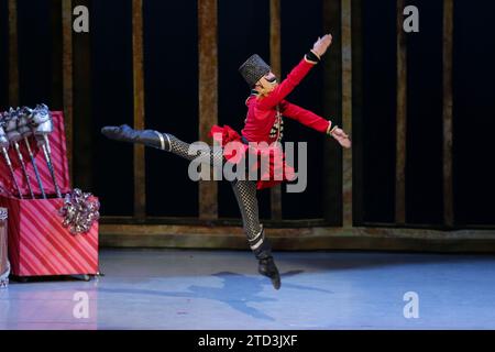 (231216) -- MEXICO, 16 déc. 2023 (Xinhua) -- Une danseuse de la Compagnie nationale de danse du Mexique interprète "The casse-noisette" à l'Auditorium national de Mexico, Mexique, le 15 décembre 2023. (Photo de Francisco Canedo/Xinhua) Banque D'Images