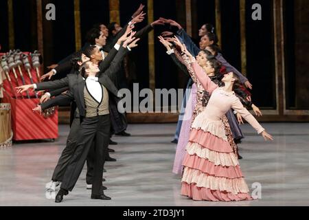 (231216) -- MEXICO, 16 déc. 2023 (Xinhua) -- des danseurs de la Compagnie nationale de danse du Mexique interprètent « The casse-noisette » à l'Auditorium national de Mexico, Mexique, le 15 décembre 2023. (Photo de Francisco Canedo/Xinhua) Banque D'Images