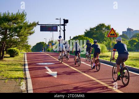 Séoul, Corée du Sud - 2 juin 2023 : les cyclistes de vélo de route dans le parc de Gwangnaru Hangang escaladent une colline basse, avec un panneau au sommet mesurant et affichant t Banque D'Images