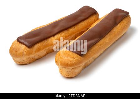 Paire d'eclairs français traditionnels isolés sur fond blanc en gros plan Banque D'Images