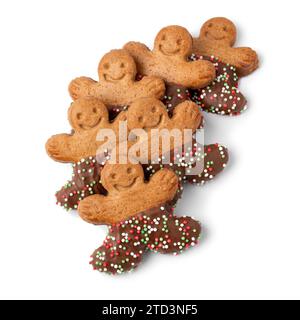 Joyeux chocolat gingembre hommes biscuits isolés sur fond blanc gros plan Banque D'Images