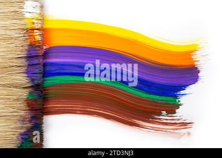 Couleurs arc-en-ciel en forme de drapeau peint d'un seul coup de pinceau, isolé sur blanc Banque D'Images