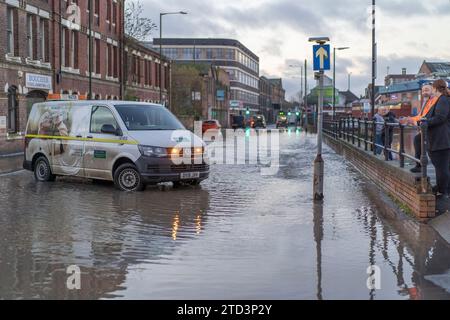 Kidderminster, Royaume-Uni. 16 décembre 2023. Inondation majeure comme la conduite d'eau en rupture laisse une ville des Midlands sans eau. Une conduite d'eau de 24 pouces éclate aux premières heures alors que les entreprises se préparent pour un week-end de Noël chargé. Certaines entreprises ne pourront pas ouvrir aujourd'hui, tandis que certains résidents dans des appartements au-dessus des propriétés seront piégés jusqu'à ce que l'eau d'inondation diminue. Crédit : Lee Hudson/Alamy Live News Banque D'Images