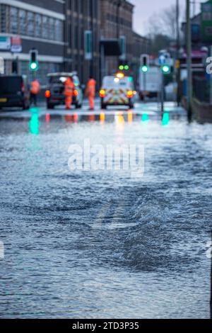 Kidderminster, Royaume-Uni. 16 décembre 2023. Inondation majeure comme la conduite d'eau en rupture laisse une ville des Midlands sans eau. Une conduite d'eau de 24 pouces éclate aux premières heures alors que les entreprises se préparent pour un week-end de Noël chargé. Certaines entreprises ne pourront pas ouvrir aujourd'hui, tandis que certains résidents dans des appartements au-dessus des propriétés seront piégés jusqu'à ce que l'eau d'inondation diminue. L'eau bouge encore dans la route d'où le tuyau de rupture est souterrain. Bien que l'eau ait été coupée, les hauts niveaux autour de la ville sont toujours drainés vers le bas de la zone qui est où le busrt tuyau est. Crédit : Lee Hudson/Alamy L. Banque D'Images
