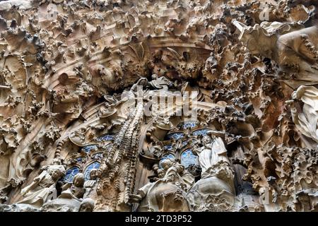 Façade richement décorée, détail, Sagrada Familia, architecte Antoni Gaudi, Barcelone, Espagne Banque D'Images