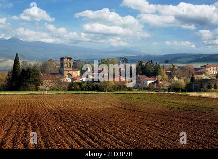 Mailhat. Église romane avec son clocher carré, département du Puy de Dôme, Auvergne-Rhône-Alpes, France Banque D'Images