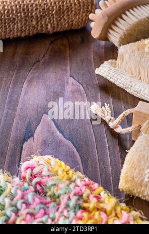 Accessoires de salle de bain sur planche en bois vintage Banque D'Images