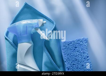 Éponge bleue de pulvérisateur de chiffon de lavage sur fond blanc Banque D'Images