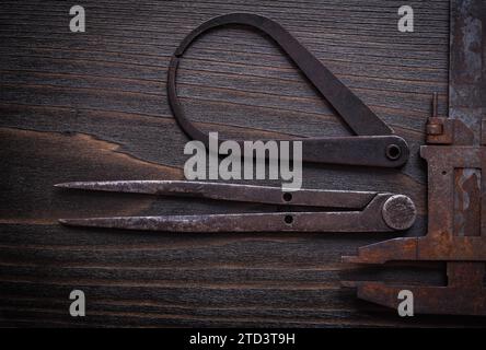 Étriers de trémail rugueux sur l'image de vue de dessus de planche en bois vintage Banque D'Images