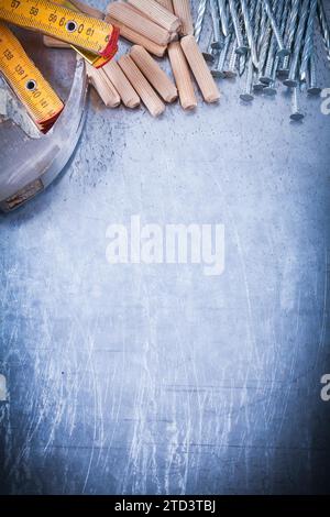 Copier l'espace des clous et chevilles de construction de compteur en bois de marteau de griffe sur le concept de maintenance de fond métallique rayé Banque D'Images