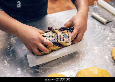 Pâte crue préparée pour le dessert Babka et placée dans un moule en métal Banque D'Images