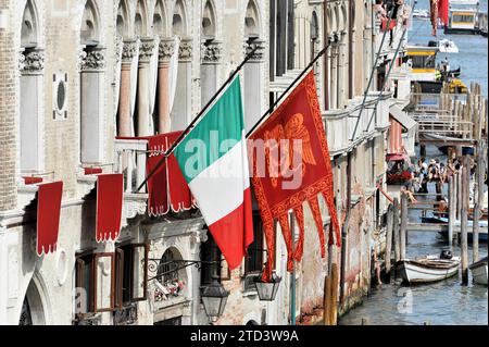 Drapeaux pour la Regata Storica, Grand Canal, Venise, Vénétie, Italie Banque D'Images