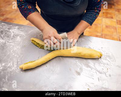 Préparation de babka à la pistache, gâteau au pain sucré juif traditionnel tourbillonné avec de la crème à la pistache Banque D'Images