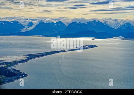 Vue aérienne de Homer Spit, Homer, Kachemak Bay, les montagnes du parc d'État de Kachemak Bay, Kenai Peninsula, Alaska du Sud, Alaska, USA Banque D'Images