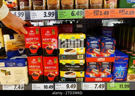 Assortiment d'emballages de café dans un supermarché Lidl Banque D'Images