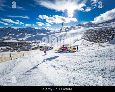 PistenBully, Tiefenbachferner, domaine skiable des glaciers, Sölden, Ötztal, Tyrol Banque D'Images