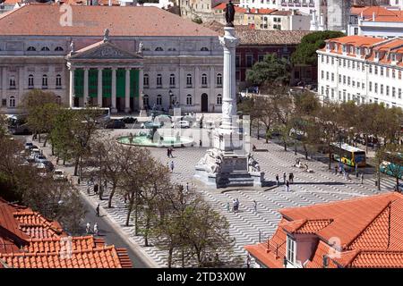 Vue sur la vieille ville, le Théâtre National et la place Rossio avec le monument à Dom Petro IV, Lisbonne, Portuhal Banque D'Images