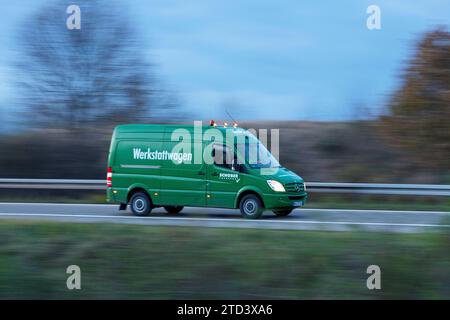 Vert Mercedes van étiqueté Werkstattwagen conduisant sur une route de campagne, crépuscule, flou de mouvement, Baden-Wuerttemberg, Allemagne Banque D'Images