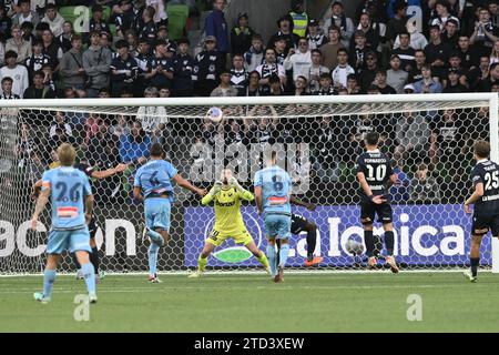 MELBOURNE, AUSTRALIE 16 décembre 2023. Le gardien de but de Melbourne Victory Paul Izzo(20) enregistre un tir sur le but de la victoire lors des A Leagues Soccer, Melbourne Victory FC contre Sydney FC au AAMI Park de Melbourne. Crédit : Karl Phillipson/Alamy Live News Banque D'Images