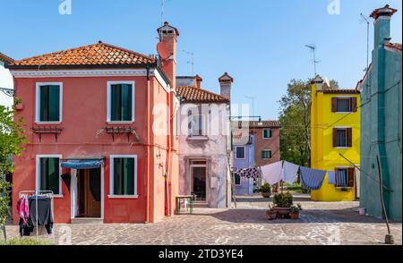 Maisons colorées avec corde à linge, façades colorées, ruelles sur l'île de Burano, Venise, Vénétie, Italie Banque D'Images