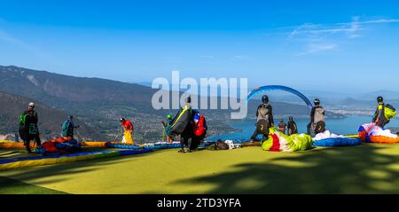 Panorama des Alpes depuis le Col de la Forclaz de Montmin, où décollent les parapentes, haute Savoie, France Banque D'Images