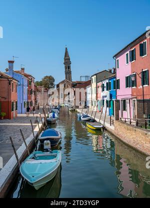 Maisons colorées sur le canal avec reflet, canal avec bateaux et façades colorées de maison, dans la tour de l'église de fond de la Chiesa Banque D'Images