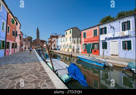 Maisons colorées sur le canal avec reflet, canal avec bateaux et façades colorées de maison, dans la tour de l'église de fond de la Chiesa Banque D'Images