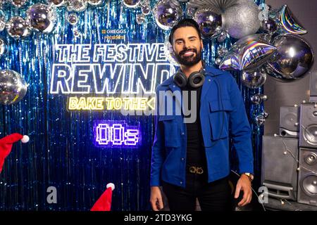 USAGE ÉDITORIAL RÉSERVÉ À Rylan Clark lors d'un événement Greggs « Bake to the 00s » à Shoreditch, Londres. Date d'émission : samedi 16 décembre 2023. L'événement a vu la personnalité de la télévision, Rylan, et les membres de Steps, Ian 'H' Watkins et Claire Richards, prendre sur les ponts de l'événement qui a présenté des gâteaux festifs ornés des plafonds, un «bar à pâtisserie» et une camionnette à pizza sur le thème de Greggs. Le crédit photo devrait se lire : David Parry/PA Wire Banque D'Images