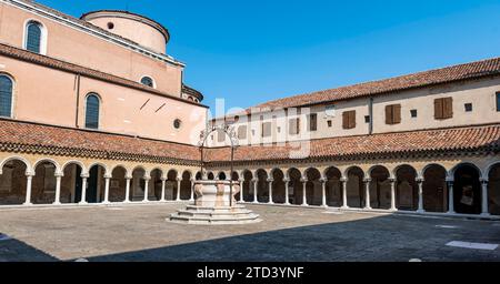 Cour avec cloître, église Chiesa di San Michele in Isola, cimetière de l'île de San Michele, Venise, Italie Banque D'Images