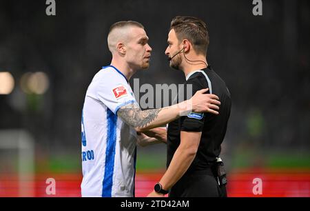 Arbitre Daniel Schlager, gestes, geste, en discussion avec Thomas Isherwood SV Darmstadt 98 (03), Voith-Arena, Heidenheim Banque D'Images