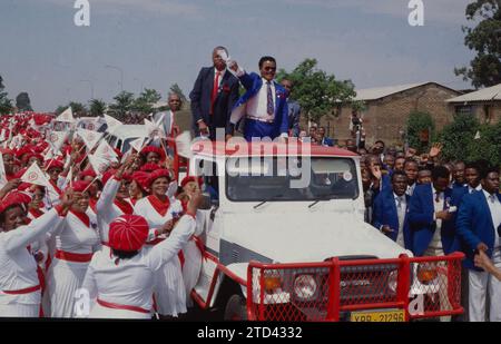 Défilé de cortège de l ' Église chrétienne sioniste, Soweto, Johannesburg Gauteng, Afrique du Sud, 1987. De la collection - Afrique du Sud années 1980 - Archives photographiques Don Minnaar Banque D'Images