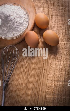 Œufs farine de chou-fleur dans un bol sur une planche de bois Banque D'Images