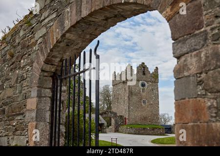 Les écuries de Castle Ward de l'extérieur des portes sur le chemin de rivage de Strangford Lough, Irlande du Nord. Le lieu de tournage de Game of Thrones de Winterfell. Banque D'Images