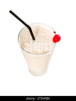 Cocktail de boisson de daiquiri de banane congelé avec cerise rouge et paille noire isolé sur fond blanc, photographie de nourriture Banque D'Images