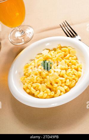 Macaroni frais original de style américain et fromage avec persil sur le dessus, nourriture américaine tipycal, photographie alimentaire Banque D'Images