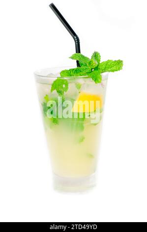 Cocktail Mojito caipirina avec des feuilles de menthe fraîche, yerba-buena, avec citron vert et paille noire isolé sur fond blanc, photographie alimentaire Banque D'Images