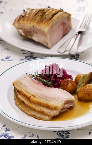 Flæskesteg, rôti de porc danois pour le dîner de Noël, plat national du Danemark Banque D'Images