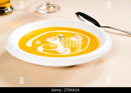 Soupe fraîche à la crème de citrouille et crevettes, avec crème de lait sur le dessus, photographie de nourriture Banque D'Images