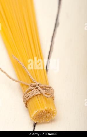 Spaghetti pâtes italiennes attachés avec une corde sur une table rustique Banque D'Images