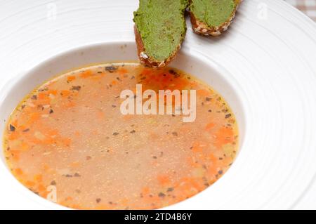 Soupe classique italienne minestrone passato avec pesto crostini sur le côté, photographie culinaire Banque D'Images
