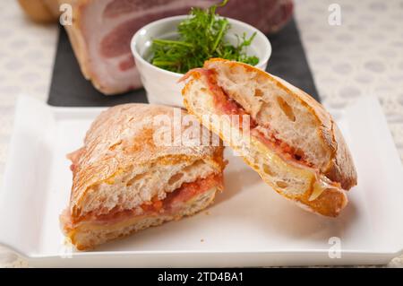 Sandwich panini ciabatta italien avec jambon de parme et tomate, photographie culinaire Banque D'Images