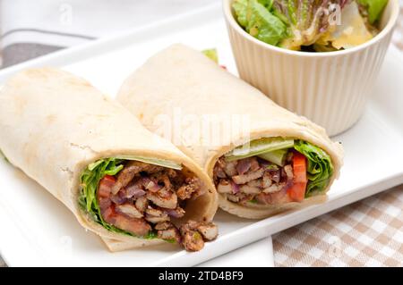 Kafta shawarma poulet pita wrap rouleau sandwich traditionnel arabe Moyen-Orient nourriture, photographie de nourriture Banque D'Images