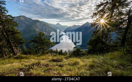 Vue sur le lac Plansee depuis Schoenjoechl au coucher du soleil, Sonnenstern, montagnes avec lac, sommet de Thaneller en arrière-plan, Alpes Ammergau, Reutte Banque D'Images