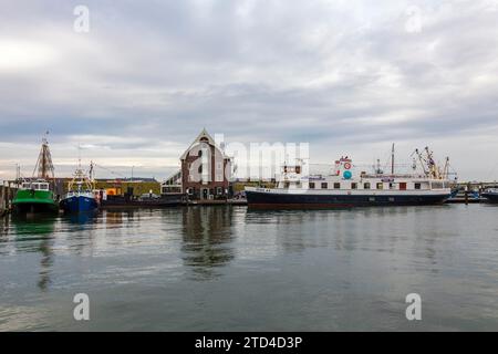 Port d'Oudeschild avec entrepôt historique, Texel, West Frisian Island, Hollande du Nord, pays-Bas Banque D'Images