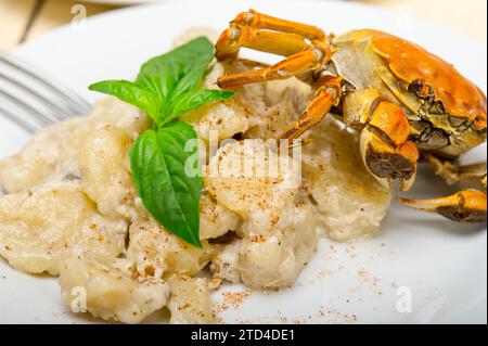 Gnocchis italiens frais faits maison avec sauce aux fruits de mer, crabe et basilic Banque D'Images