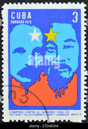 Timbre-poste annulé imprimé par Cuba, qui montre Jose Marti et Ho Chi Minh, Conférence contre la guerre au Vietnam, vers 1972. Banque D'Images