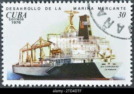 Timbre postal annulé imprimé par Cuba, qui montre le vraquier XIII Congreso, développement de la marine marchande, vers 1976. Banque D'Images