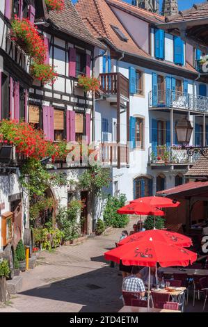 Façade à colombages de l'Hôtel Restaurant Zum Schnogaloch, Obernai, Alsace, France Banque D'Images