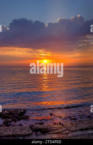 Lever du soleil en Arabie Saoudite, côte près de Dahab, Golfe d'Aqaba, Mer Rouge, Sinaï, Égypte Banque D'Images