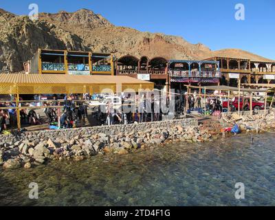 Restaurants sur le site de plongée Blue Hole, Golfe d'Aqaba, Mer Rouge, Dahab, Sinaï, Égypte Banque D'Images